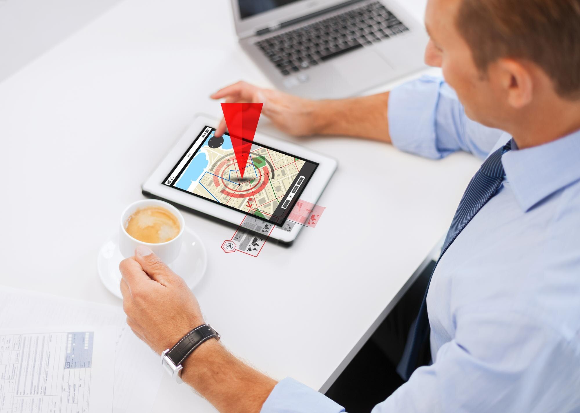 biznes, ludzie, technologia i koncepcja nawigacji - biznesmen z mapą nawigatora gps na ekranie komputera typu tablet picie kawy w biurze
