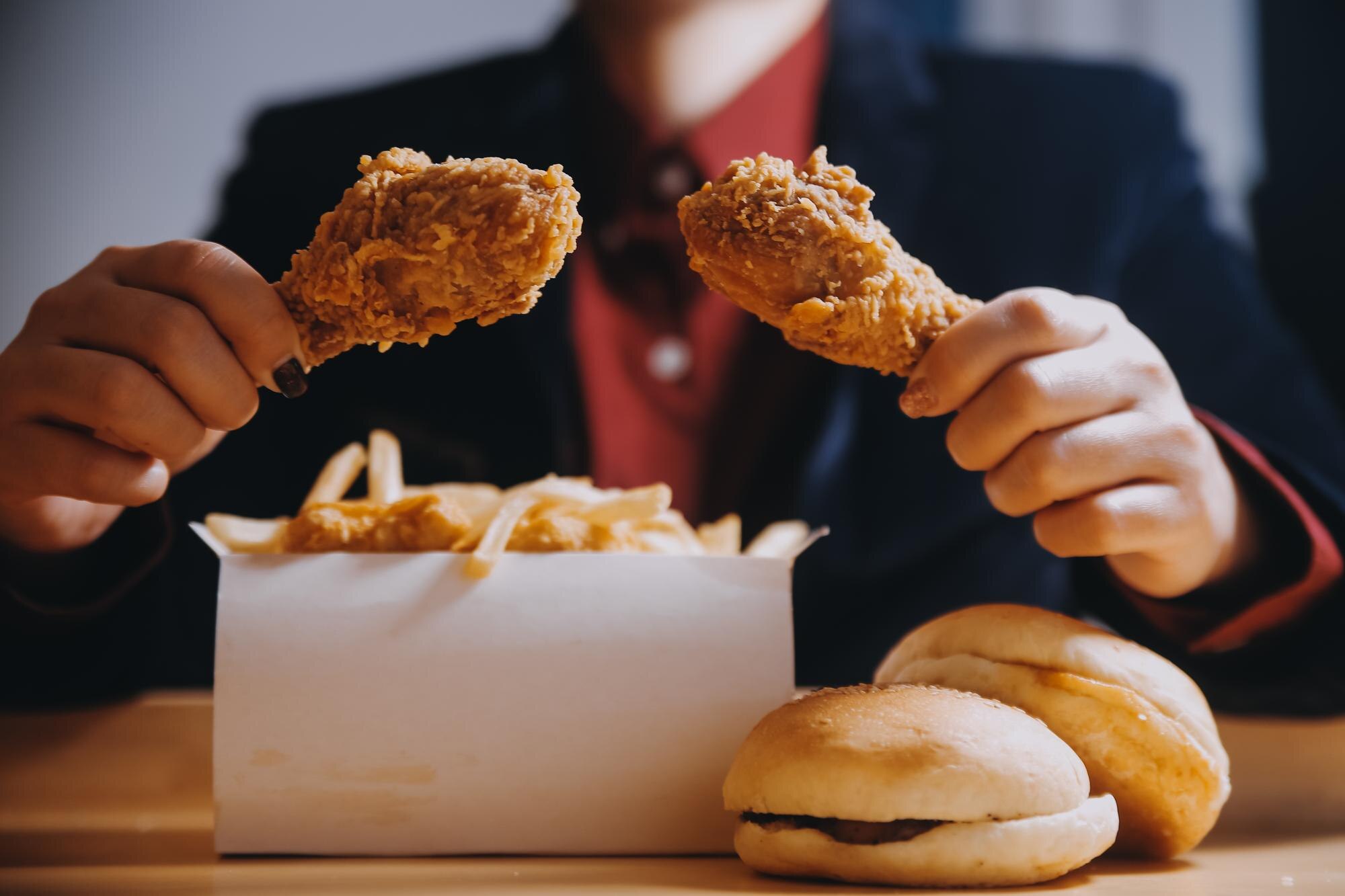blisko skupienie kobieta ręcznie trzyma smażony kurczak dla eatgirl z koncepcją fast food