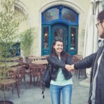 Kobieta ciągnie mężczyznę do restauracji