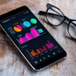 Smartfon wyświetlający kolorowe wizualizacje danych