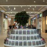 W centrum ruchliwego centrum handlowego, otoczonego kupcami, znajduje się elegancka wystawa okularów przeciwsłonecznych