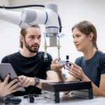 Zaawansowane technologicznie ramię robota z jednostką procesora komputerowego sztucznej inteligencji