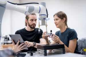 Sztuczna inteligencja a uczenie maszynowe – czym się różnią i jak wspierają analitykę?