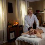 Doświadcz relaksującego masażu spa w spokojnym środowisku z profesjonalnym terapeutą