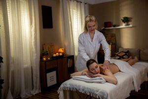 Ile zarabia masażysta w spa? Stawki, etat i dochody z własnych usług