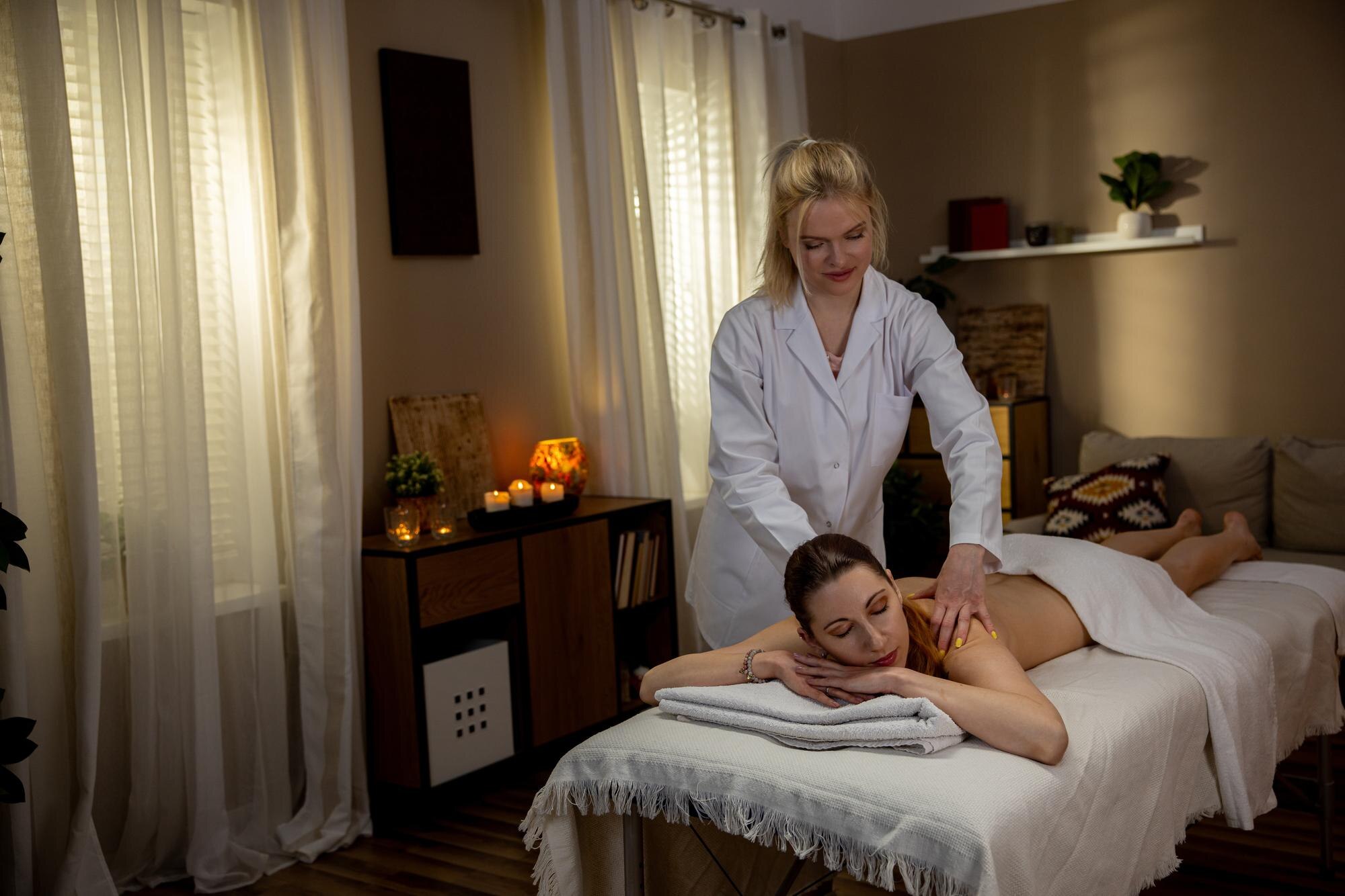 Doświadcz relaksującego masażu spa w spokojnym środowisku z profesjonalnym terapeutą