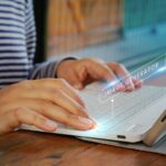 Pisanie z holograficznym paskiem wyszukiwania i generatorem tekstu AI unoszącym się powyżej – idealne dla narzędzi do pisania AI