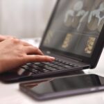 Ręce pisania na laptopa