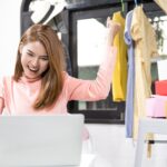 kobieta jest właścicielem biznesu sprzedaży online.