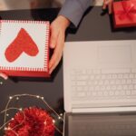 Biały laptop i prezent na boże narodzenie