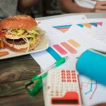 Fast food i diagramy na stole