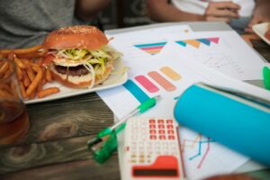 Fast food i diagramy na stole