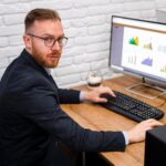 Biznesowego mężczyzna obsiadanie przy biurkiem
