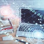 Rysunek na temat technologii i tabela z komputerem Podwójna ekspozycja Koncepcja informacji