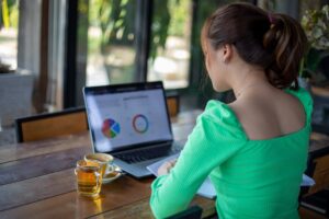 Prywatność w Google Analytics – jak chronić dane użytkowników i działać zgodnie z prawem?