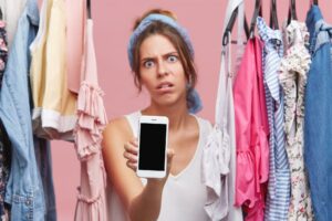 Ubrania z lumpeksu – skąd second handy biorą towar i gdzie kupować hurtowo