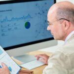 Analityk finansowy sprawdza raporty